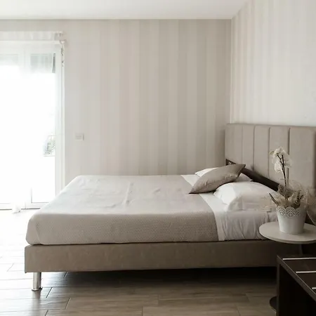 Menta E Rosmarino Bed and Breakfast Λατζίζε